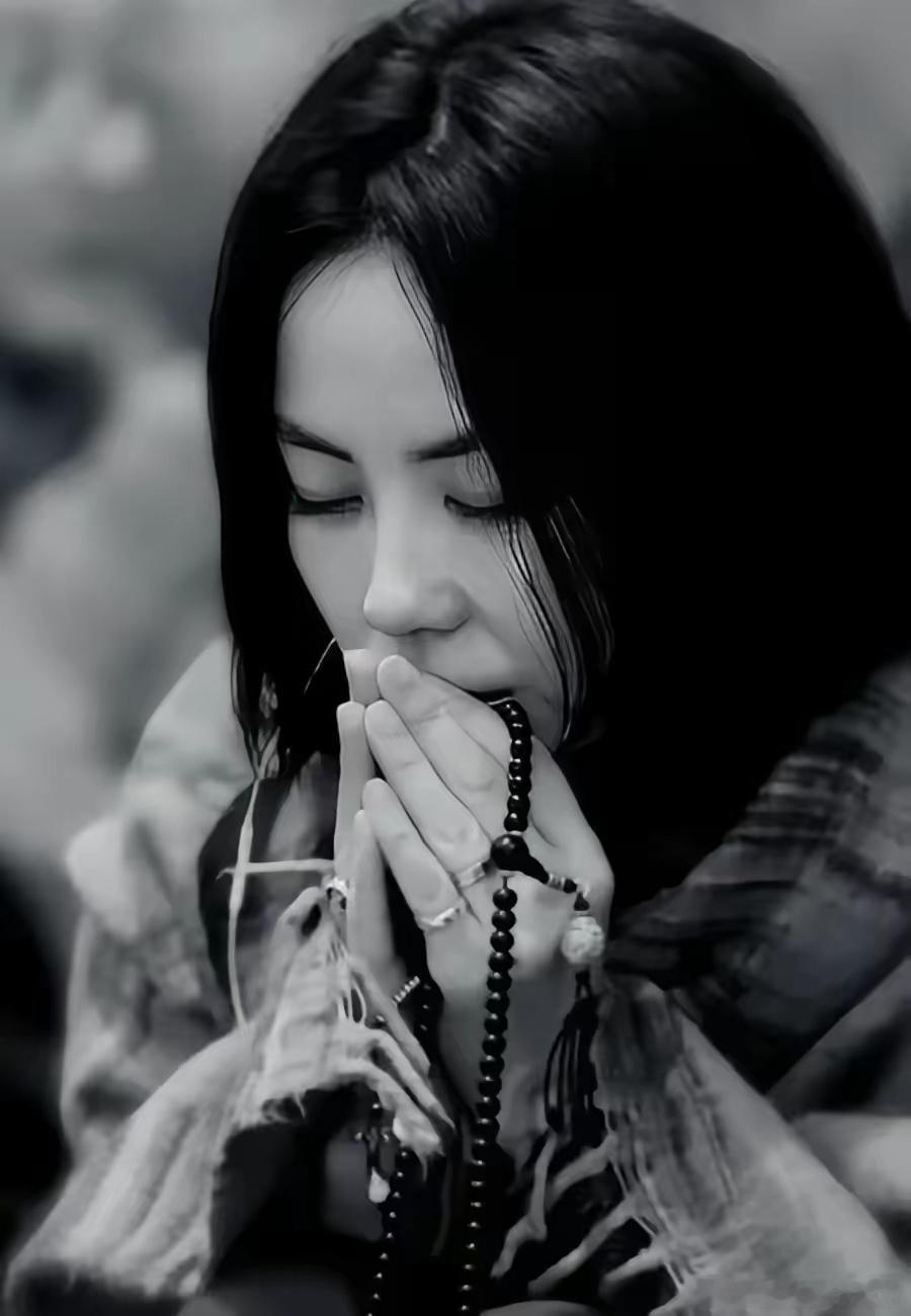 最近推上风口浪尖的王菲，话句大实话！王菲的信仰绝不可能！她连一只鸡都不杀，你信她