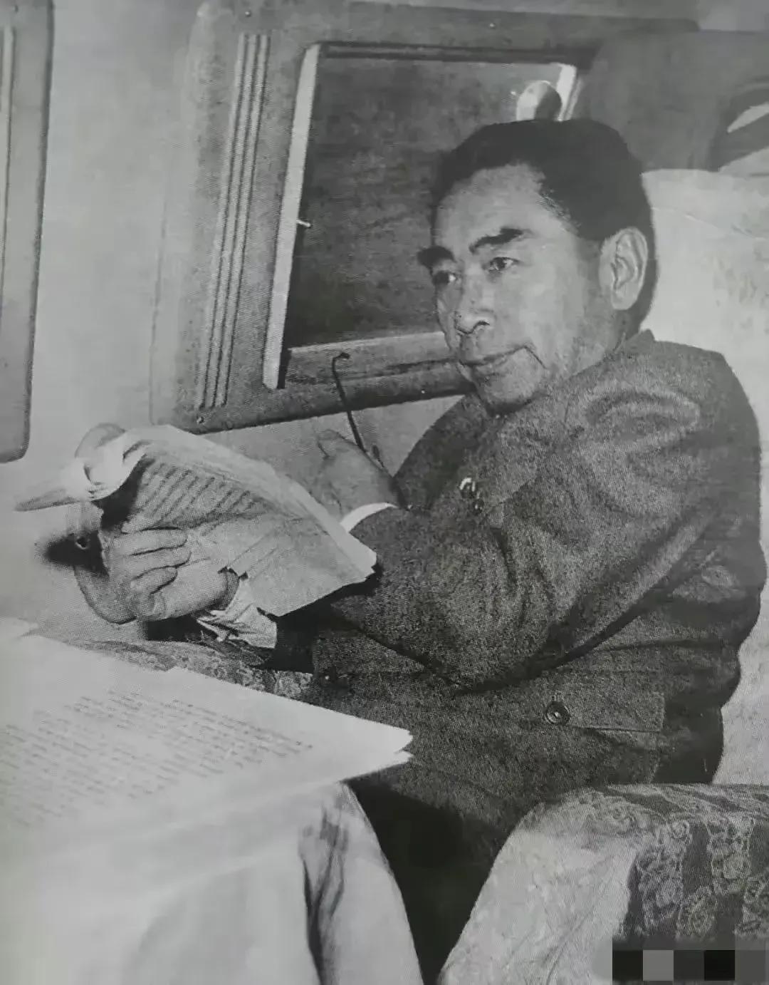 知人善任
        1960年，周总理出访亚洲六国，陈毅作为他的主要助手随