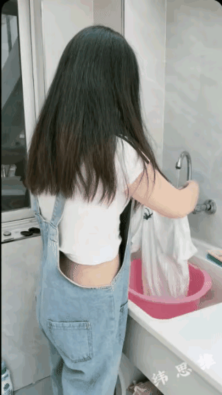 女朋友在家洗衣服，娶过门应该差不了