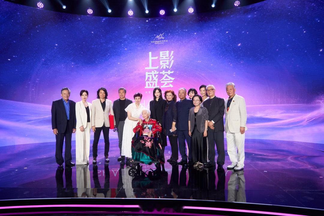 基础款黑西装穿出高级感，靠的就是穿衣服的人。唐嫣站在那里不用说话，你也会觉得“这