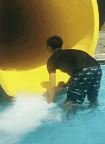 看了许久，倘若这位男士不拽女士大腿，女士或许还不会呛水。本是好心帮忙，却事与愿违