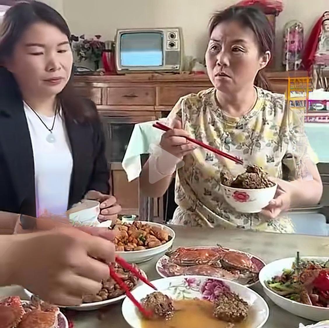 打脸
菜上来后还没等别人动筷子，这位女士猛往自己碗里抢，旁边有个人赌气也往她碗里