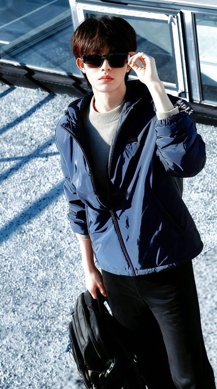 苏新皓应援数量也是最多，还有【米兰最大户外屏】，都是三代首做，热搜也最多，期待这