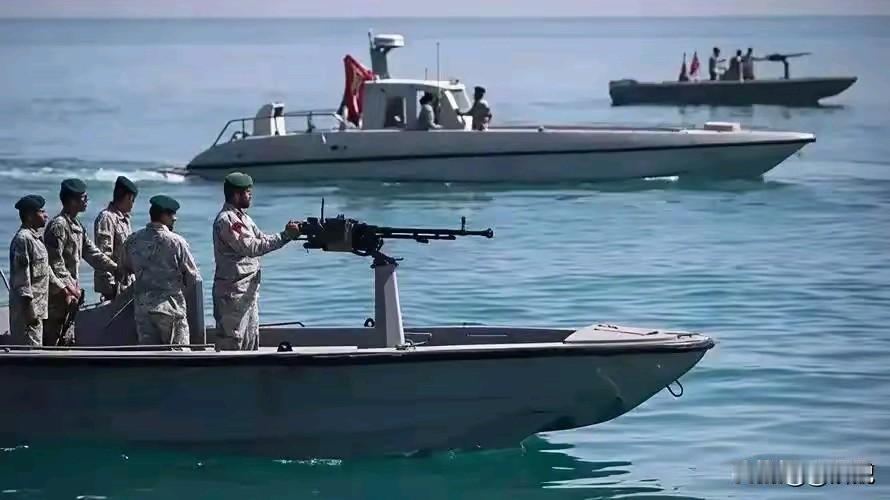 伊朗舰艇护送一散货船进入领海！仗打了快两个月，特朗普在印度洋上抢油轮抢上了瘾，以