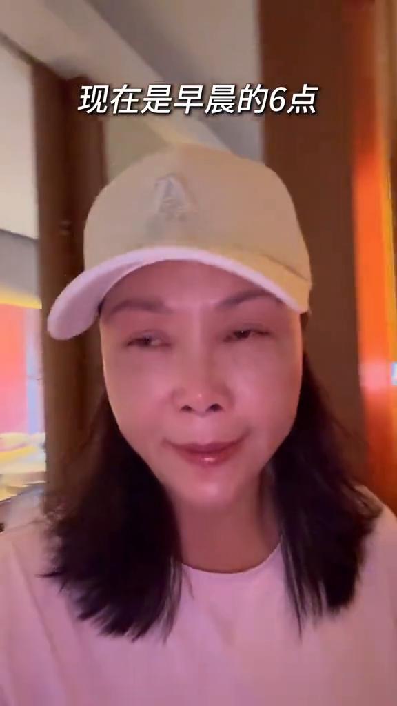 嗨朋友们大家好！现在是早晨的6点，咱们出去溜达溜达。
·第1站：环海骑车。三蹦子