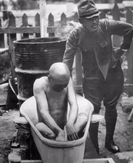 1940年，一个日本军官带人冲进了一个农户家，在屠杀了农户一家三口后，日军开始洗