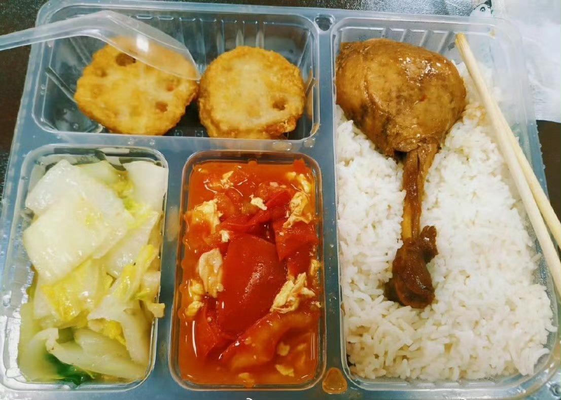 深夜话题：你们单位有食堂吗？吃饭免费么？你中午在哪里吃饭、平时都吃的什么？一顿饭