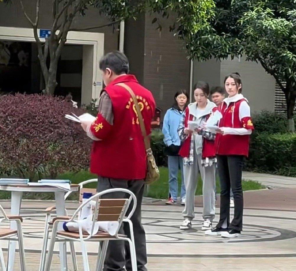 关晓彤这个裤子但凡换个人穿，我都觉得很灾难 ​​​