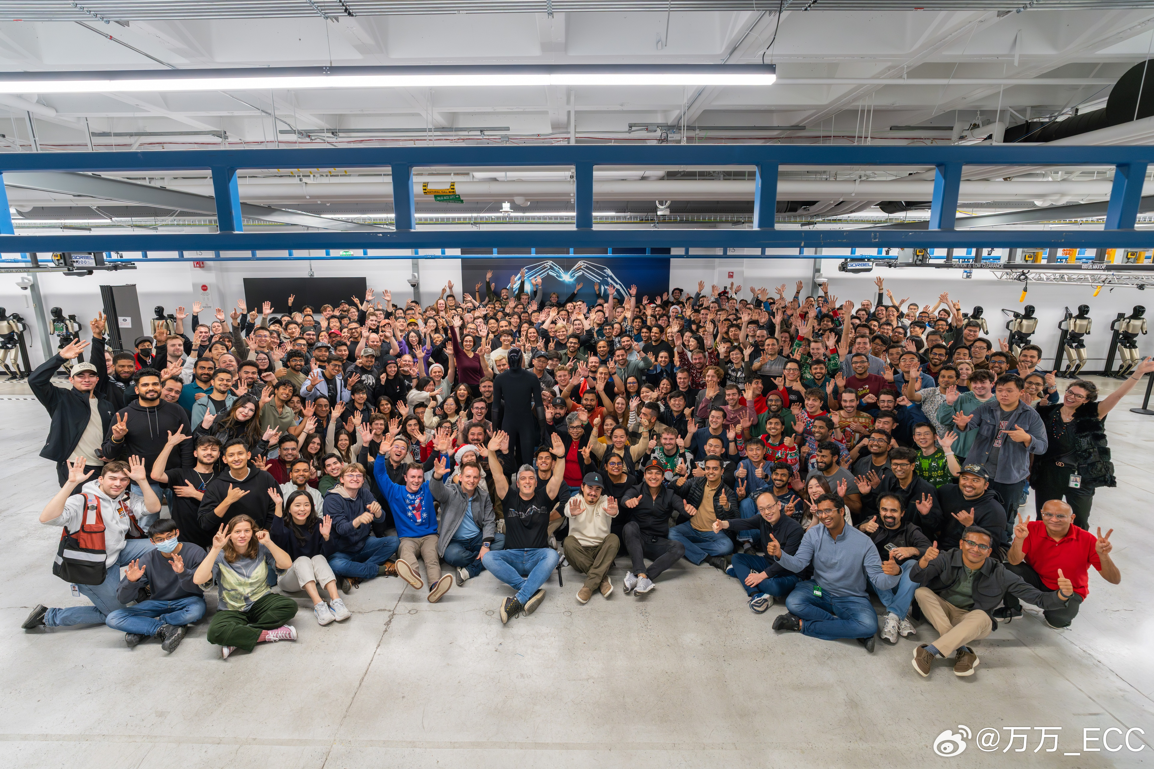 特斯拉Optimus 团队大合影，放眼望去一大半都是亚裔，华人和印度裔占多数。 