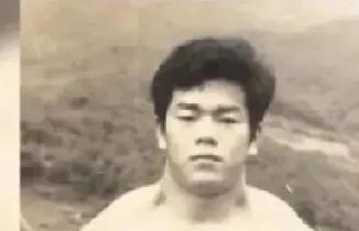 1977年，韩国青年朴兴肃以一敌七，打败了七名拆迁人员，并捶杀其中五人。被捕后，