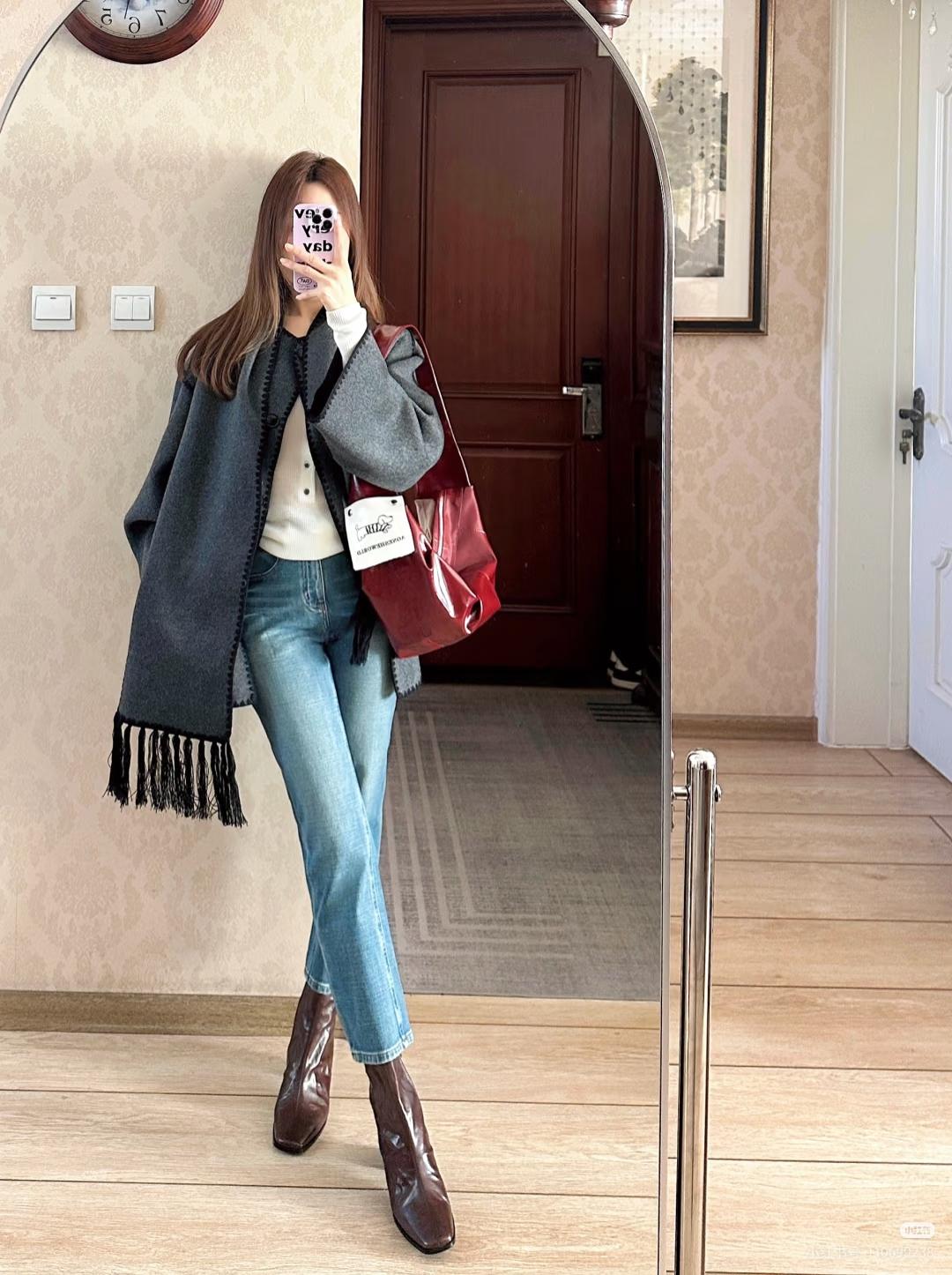 牛仔裤适合搭配什么上衣？牛仔裤是一款时尚百搭的裤子，几乎可以搭配所有的上衣，打造