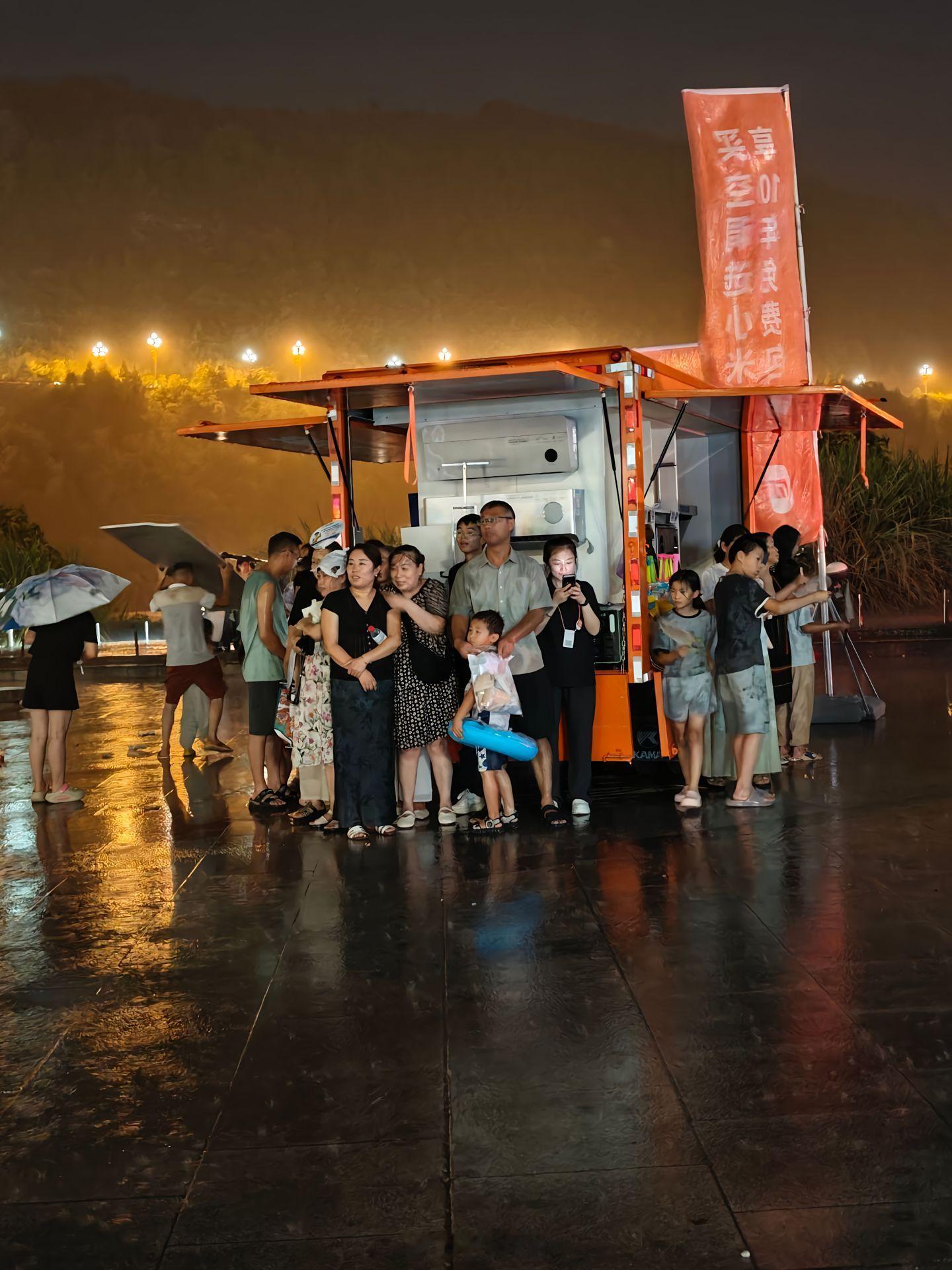 移动版的小米之家，这场突如其来的雨，倒把原本不认识的人都聚到一块儿了，还挺有意思