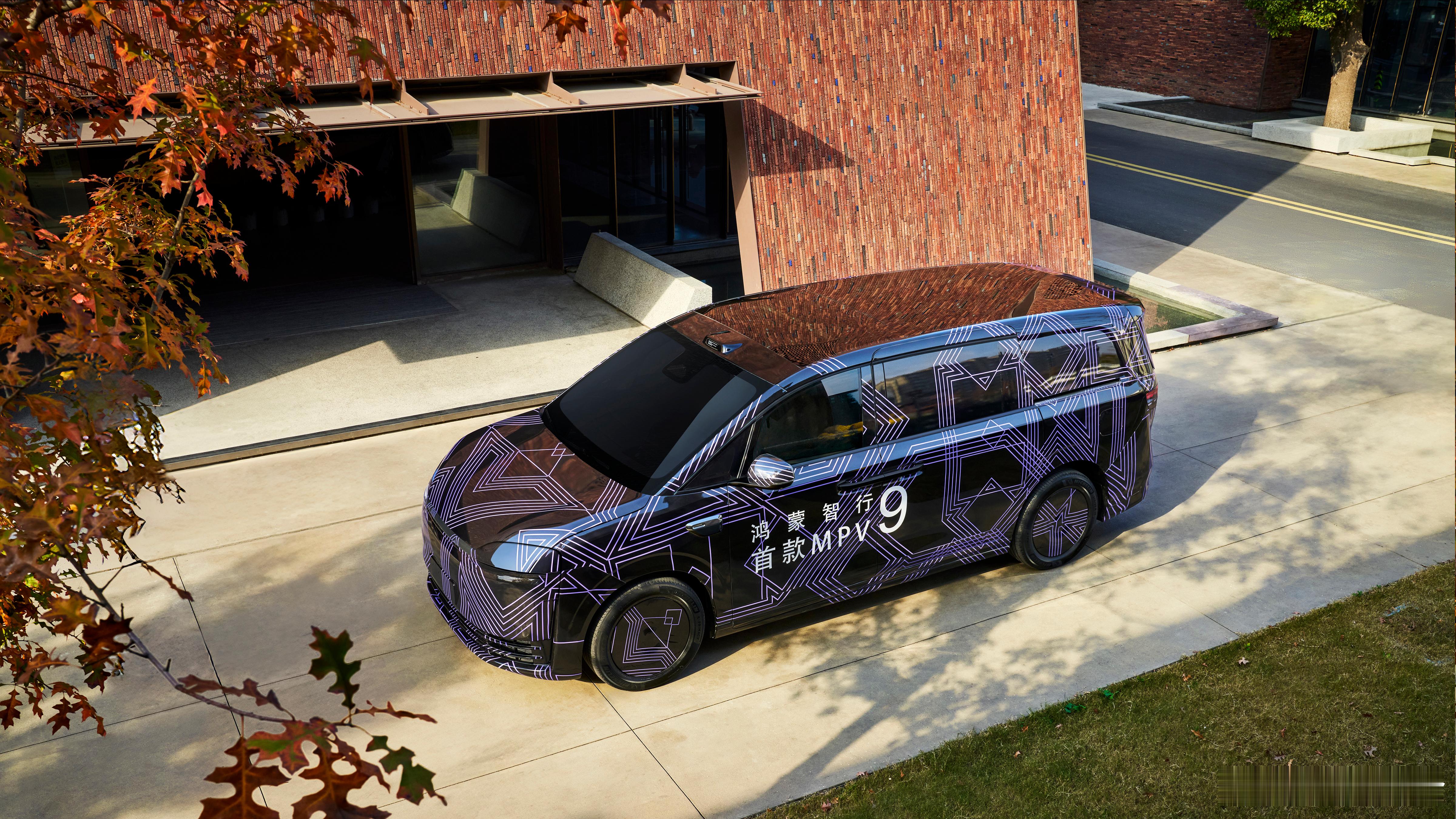 鸿蒙智行首款MPV智界V9曝光别的先不说，智界V9的外形是真的好看！ 