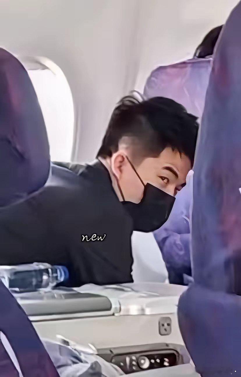 董宇辉坐飞机被偶遇，网友爆笑神猜测董宇辉今天下午飞山西，被偶遇。网友神猜测，宇辉
