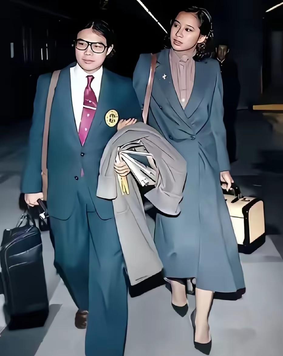 这是1949年，刚新婚不久的霍震霆和朱玲玲，他们在红磡火车站，留下了一张珍贵的合