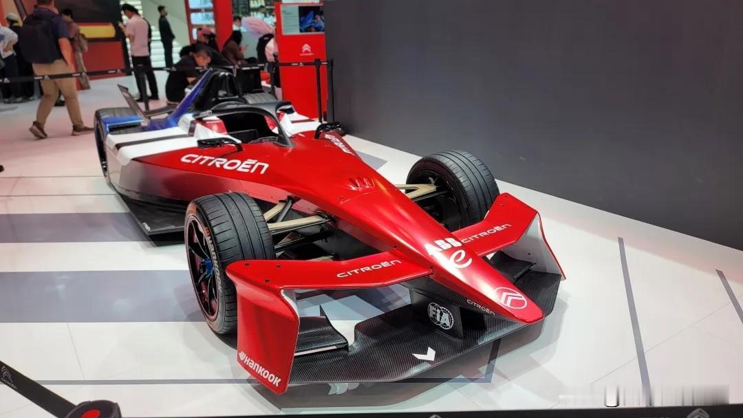 马自达标志性魂动红依旧经典耐看，浓郁高级的红色车漆质感细腻，光影下车身层次感十足