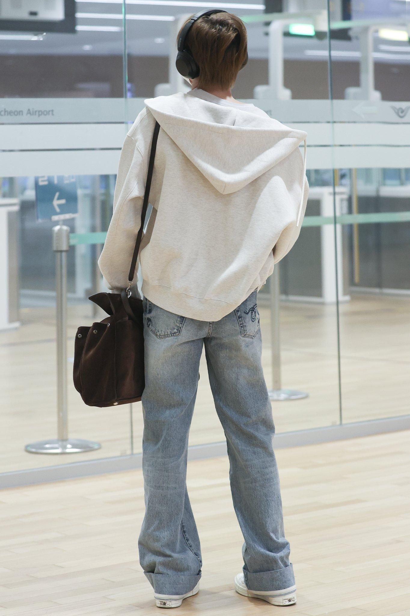 少女站姿（裤脚卷起来配上匡威咋这么美萌260618 ©️DBT0205 