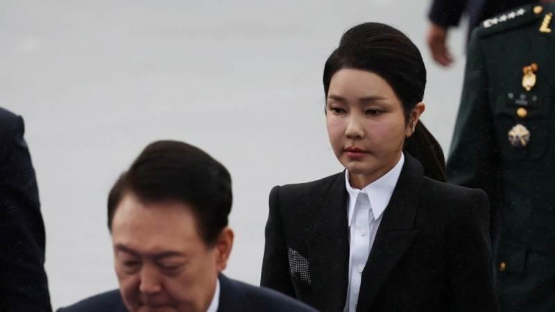 韩国国会在周六否决了一项要求对第一夫人金建希进行特别检察官调查的法案。该法案旨在