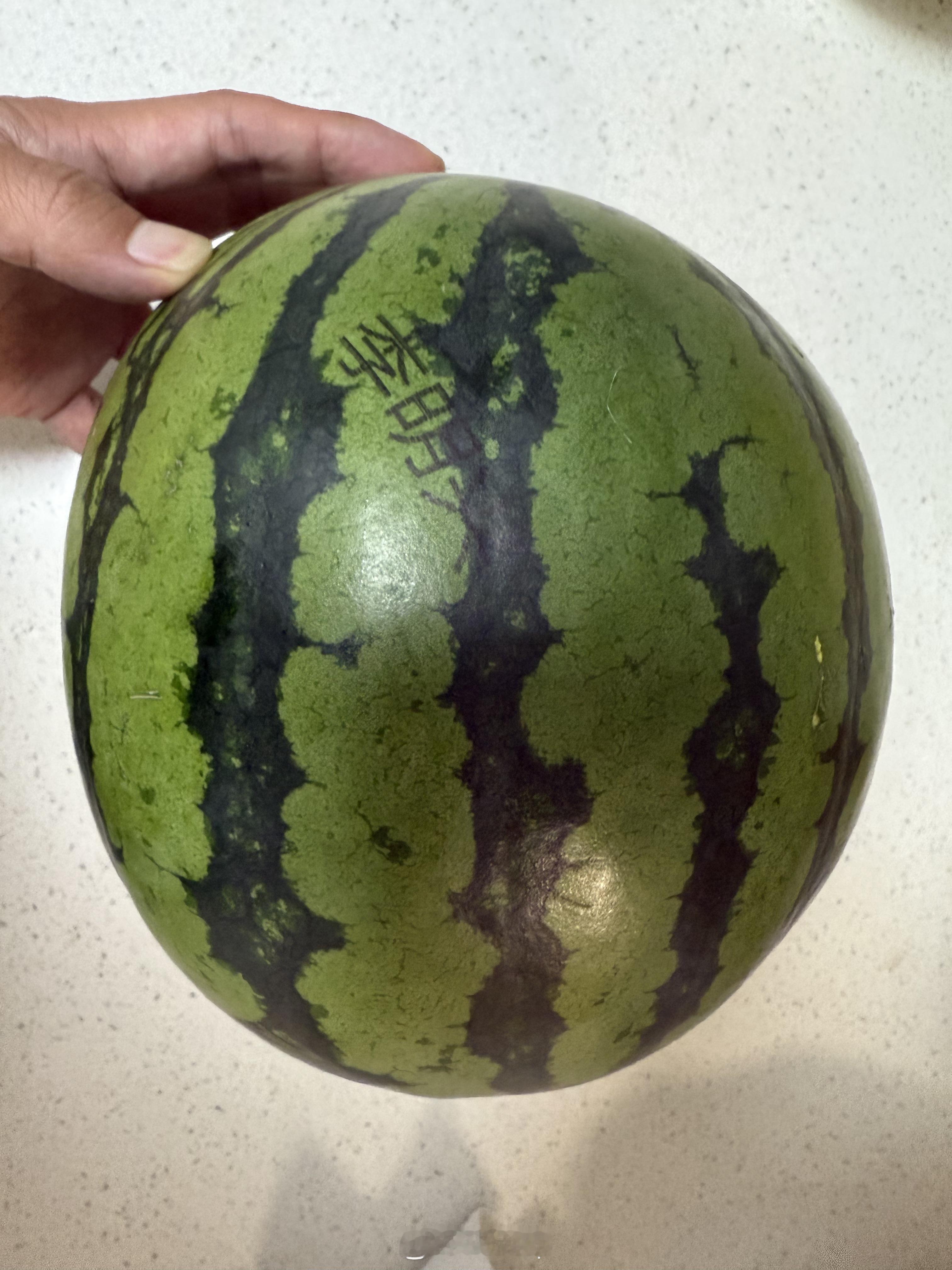 现在西瓜上面都印人名了？还是品牌名？[允悲][允悲] 