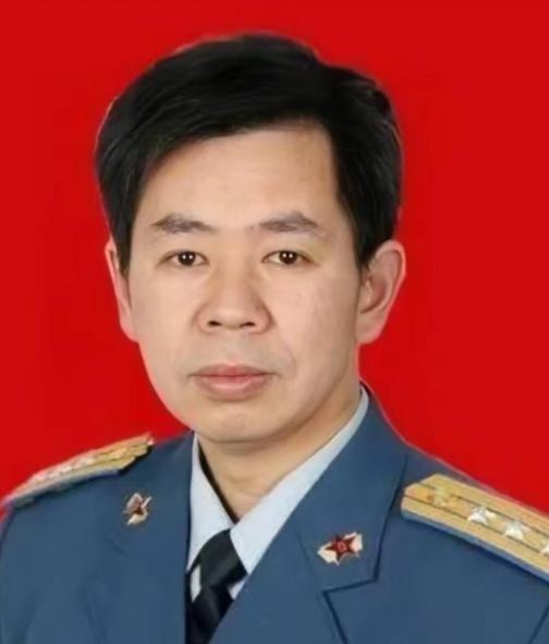 戴旭大校批评现在的演习：都是一群长枪短炮对着拍，实际上是危险的。他指出，导弹刚竖