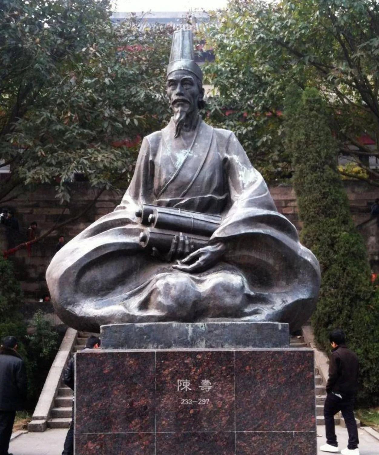 写《三国志》的陈寿，原来是蜀国的官员。264年蜀国被灭，268年，陈寿去了洛阳，