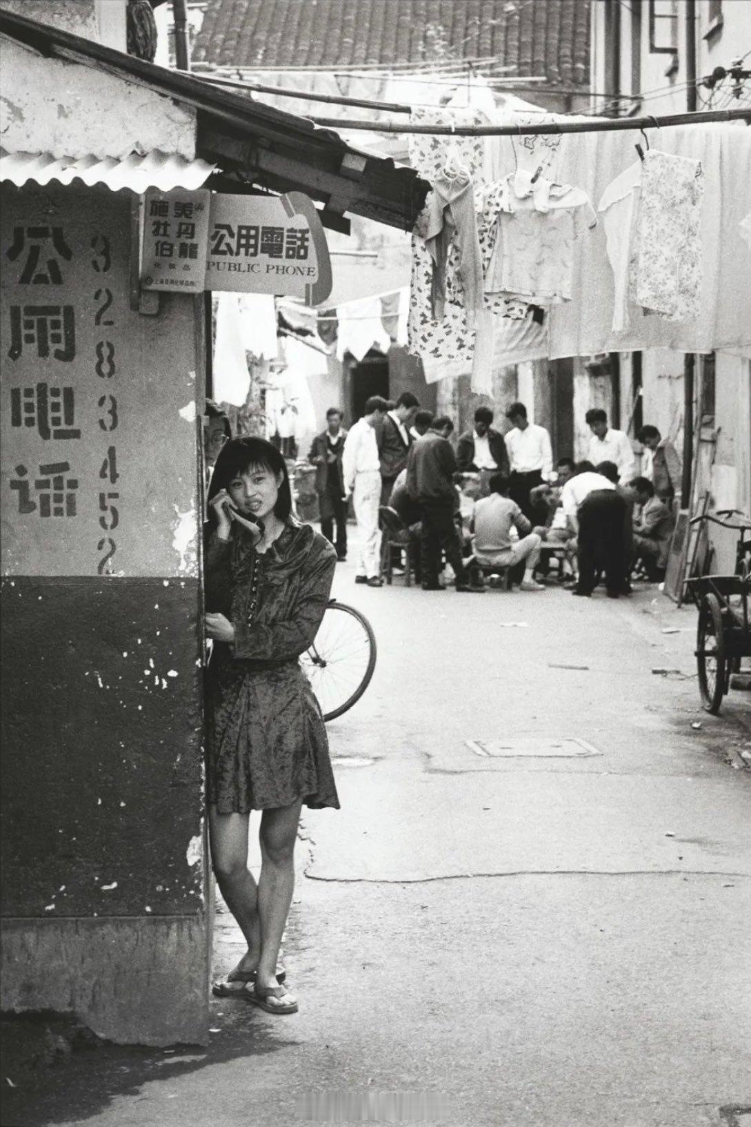 1994年上海街头。看到这张照片就想起上海街头那个打电话女孩的雕像了，当年用胶片
