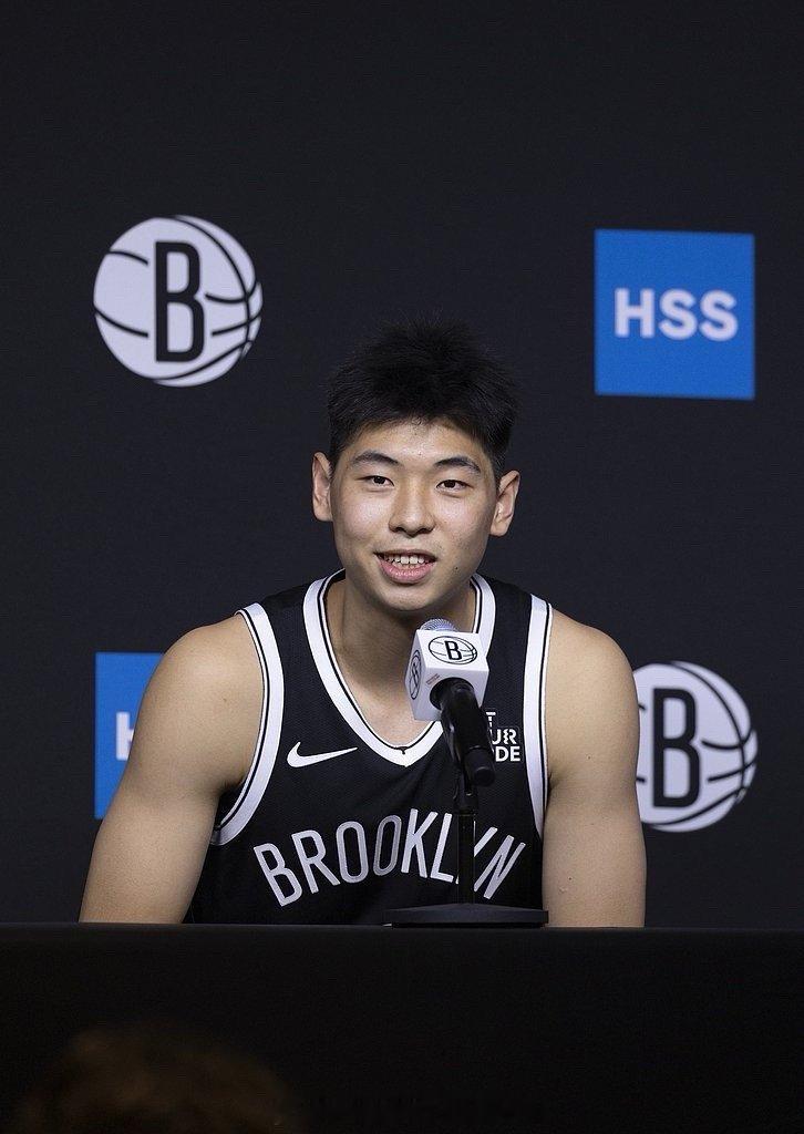 崔永熙在商业活动中回应在NBA的收获：打NBA让我开了眼界，人是要把视野打开把目