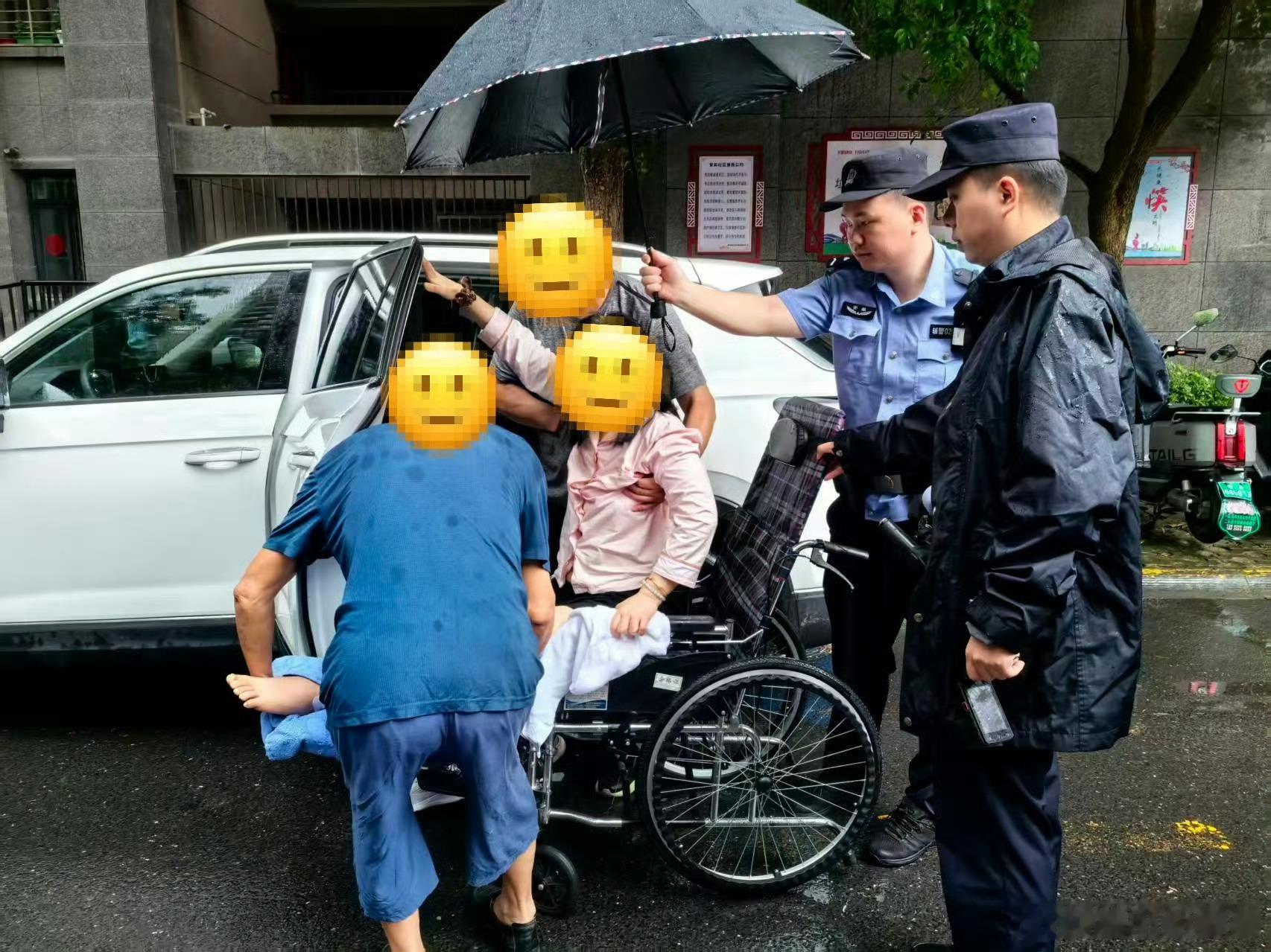肥西民警暴雨中护送受伤坐轮椅女士【大雨暖心一幕！雨中护送受伤群众】7月12日，安