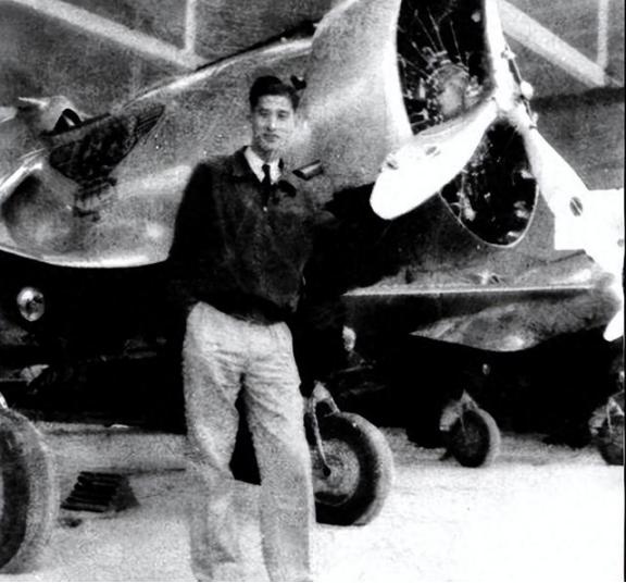 1937年，南开大学校长张伯苓的儿子，驾机血洒长空。张伯苓收到噩耗，又哭又笑，拍