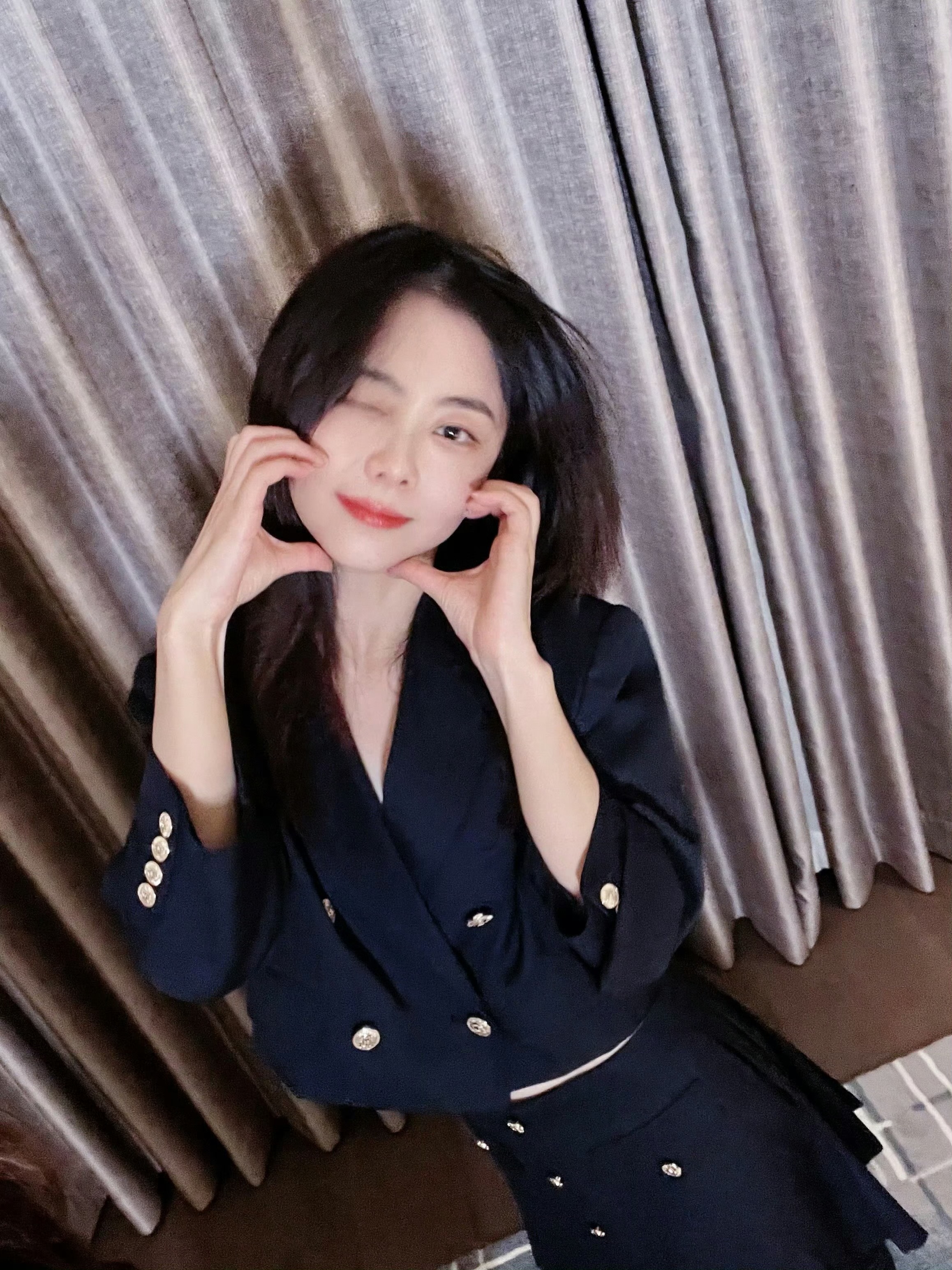 谭松韵兰香如故兰香如故因你相伴的岁月，是我最美的时光，拈一朵雪花微笑，这个冬天很