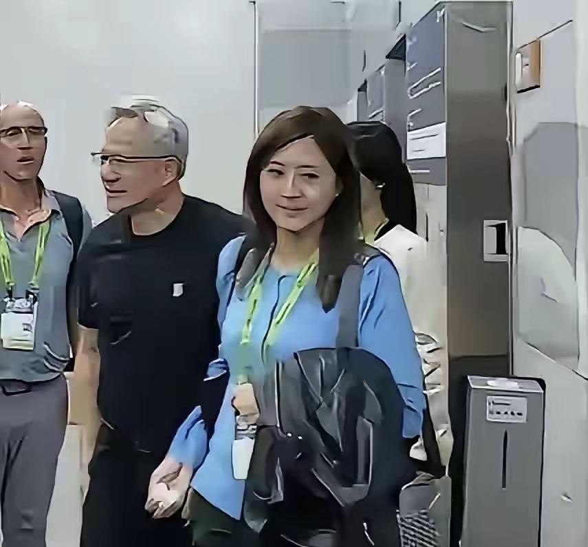 你以为黄仁勋身边那位美女只是个“花瓶”吗？
其实人家叫金洋，是英伟达中国区企业传