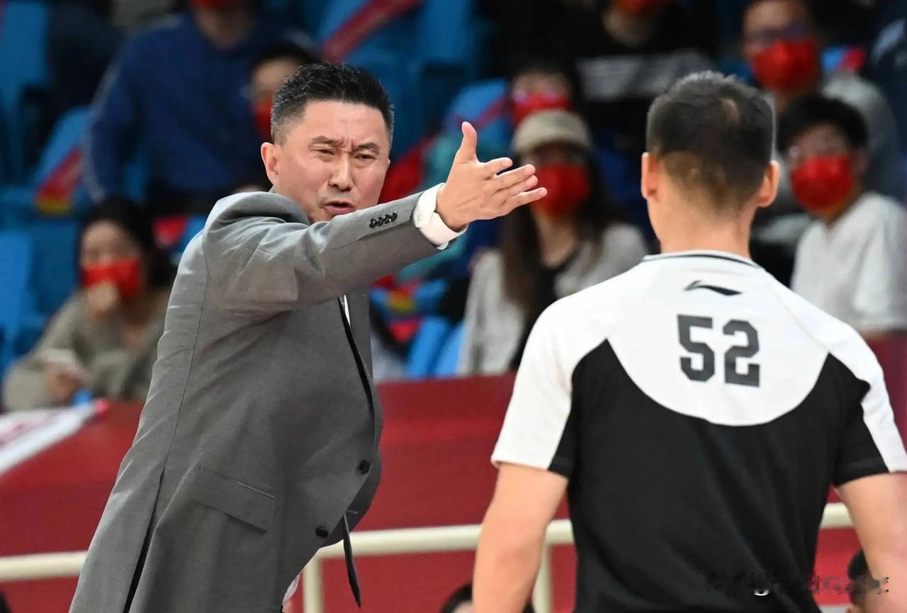 杜指导的怒视！今天广东男篮在CBA常规赛中93-89力克北控男篮，球队克服了主力