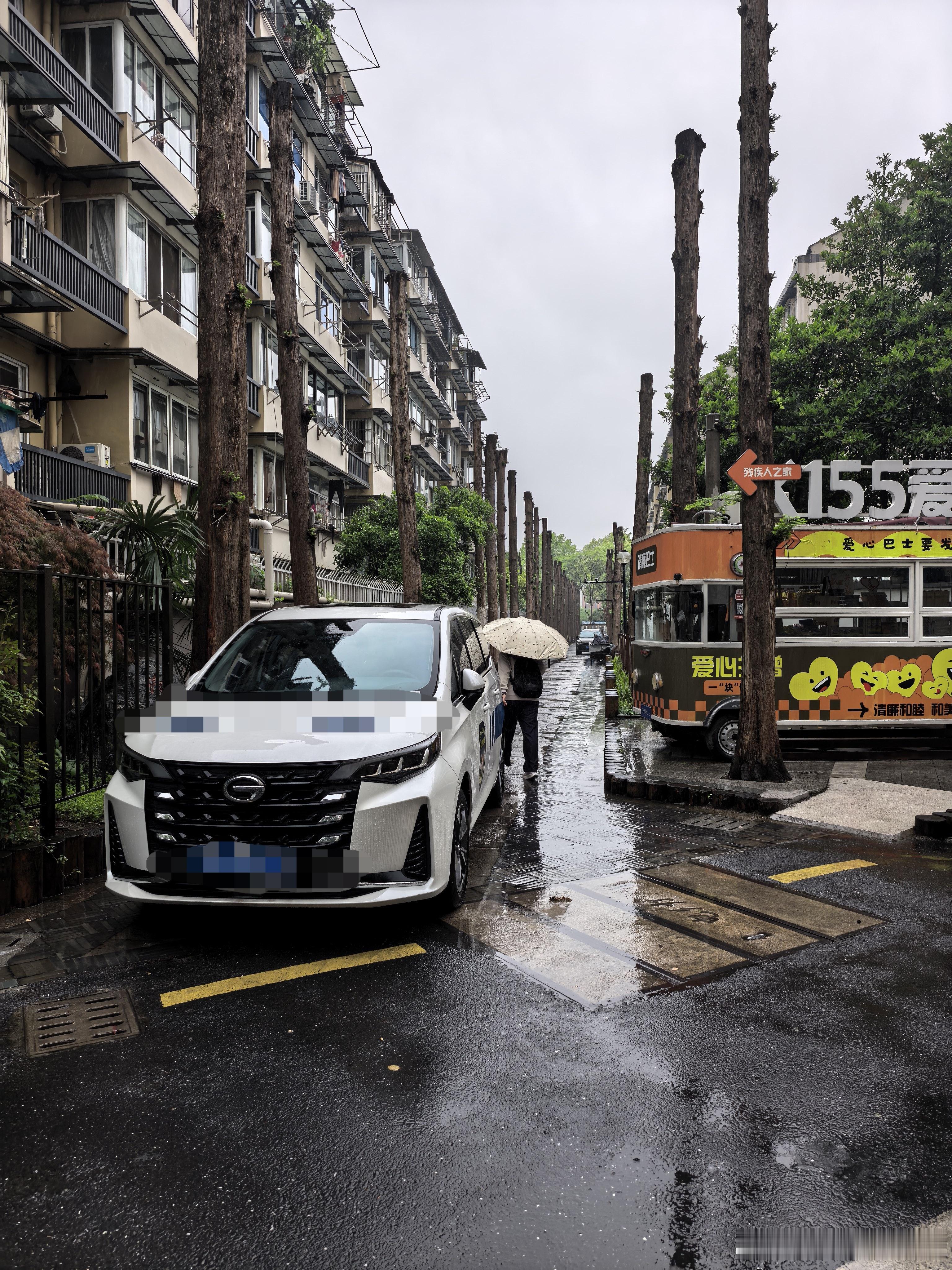 按照我的观点，如果从住的角度，杭州的房价应该真的没什么泡沫了。市中心地铁口的二室