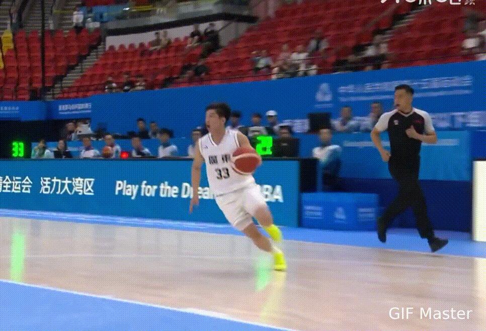 半场轰出83分！广东U22男篮这边太残暴了，各种惊艳扣篮像极了表演赛，杨溢助攻拿