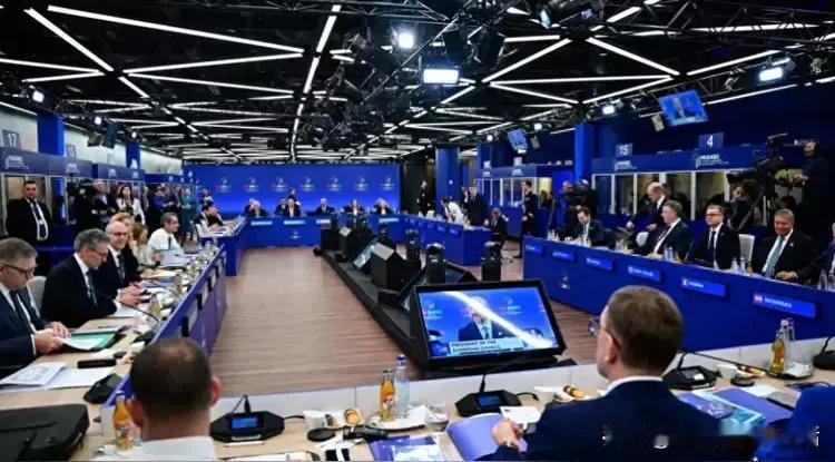 《欧洲这波操作，看着热闹其实慌得一批》
 
最近欧洲那边又吆喝着要搞“技术自主”