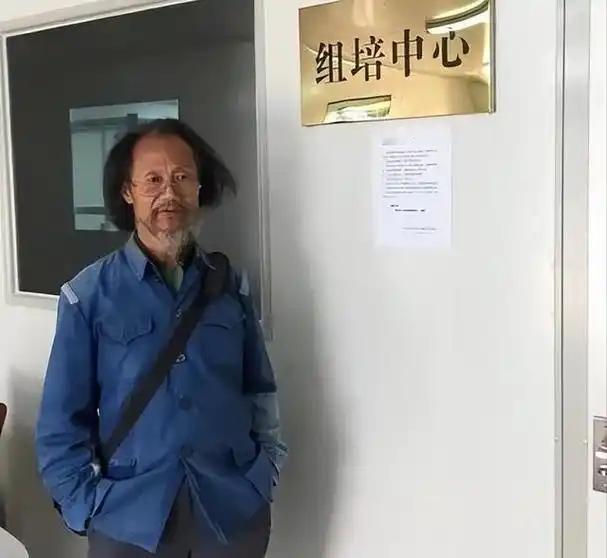 1998年，大学教授何家庆来到深山调研，饥饿的他向村民讨吃的，不料，村民居然端来