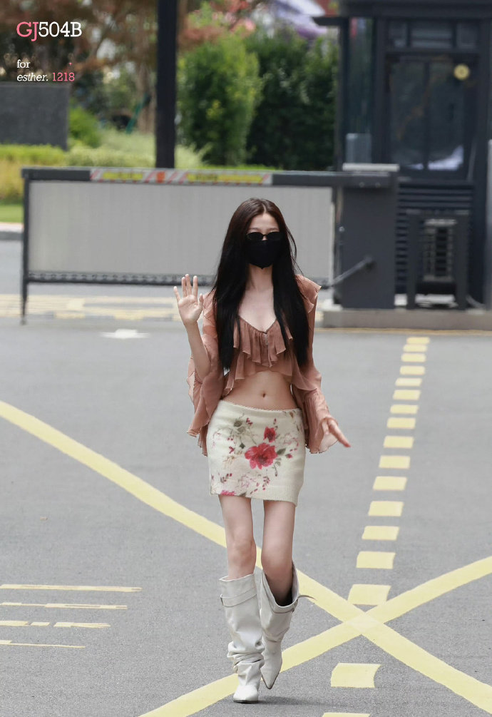 虞书欣露腰造型杀疯了虞书欣辣妹露腰穿搭 虞书欣是把横店当T台了吗，今天的辣妹露腰