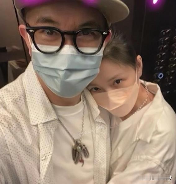 具俊晔终于不低调了！自从汪小菲带着未婚妻公开露脸去了韩国，光头也开始秀恩爱了，公