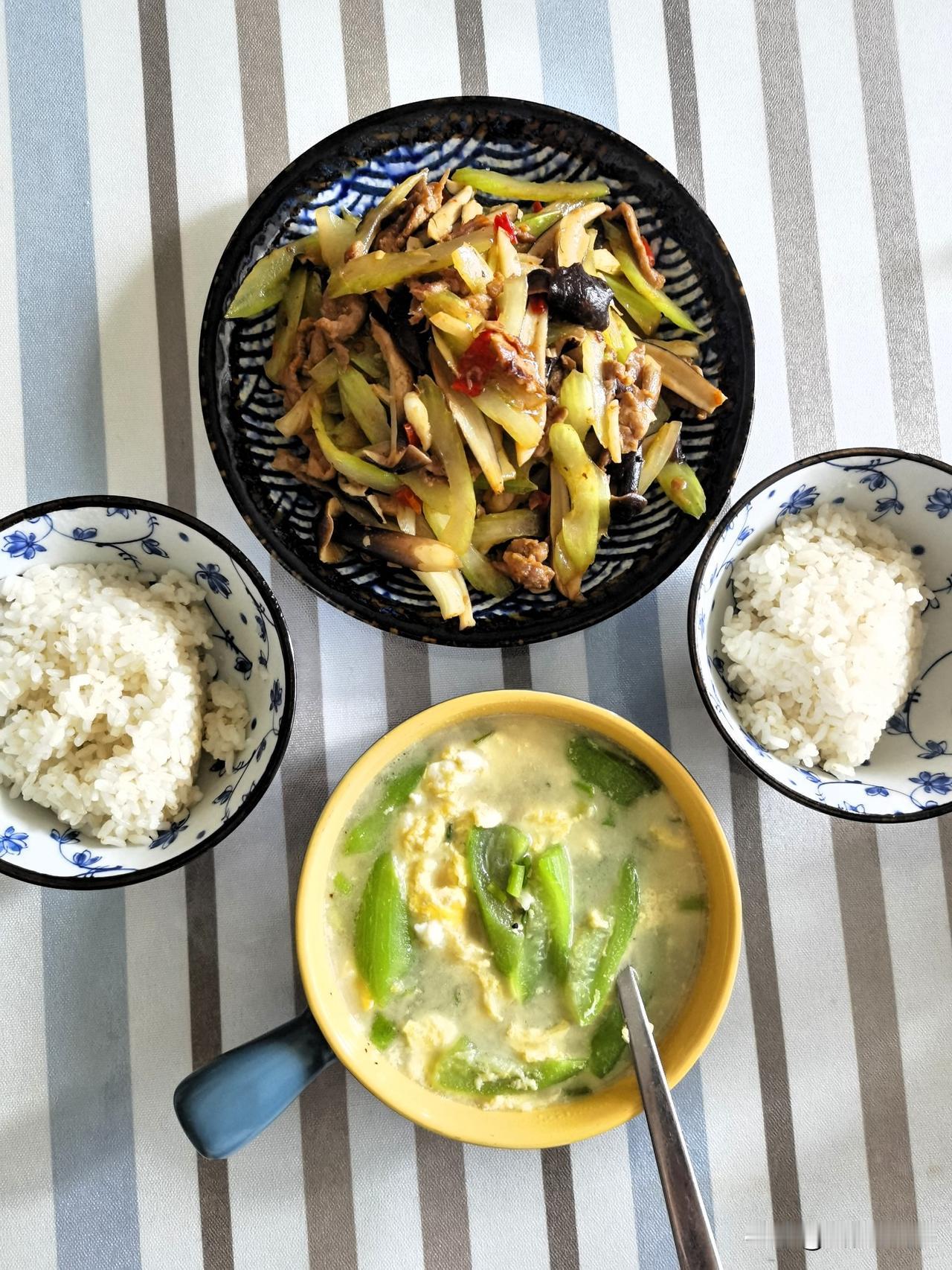 炎炎夏日，吃什么最舒服？还是家里的清淡小菜最养胃。

昨天老婆下厨，做了两道简单
