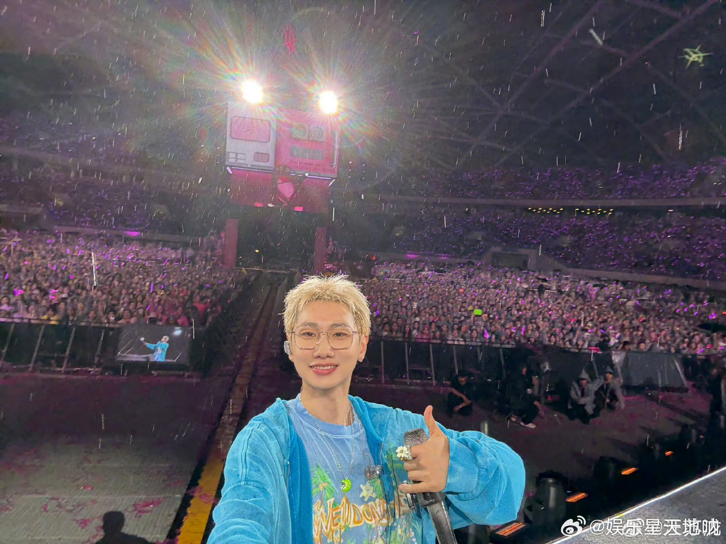 汪苏泷谁敢牵谁敢比心汪苏泷这样谁敢谁敢比心汪苏泷演唱会这波操作太宠粉，伸手又比心