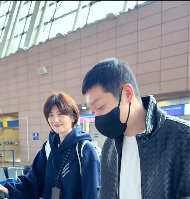 伦敦这趟国乒家属对比太真实了。马龙刚接Prada，夏露看着就像在“营业”，浑身班
