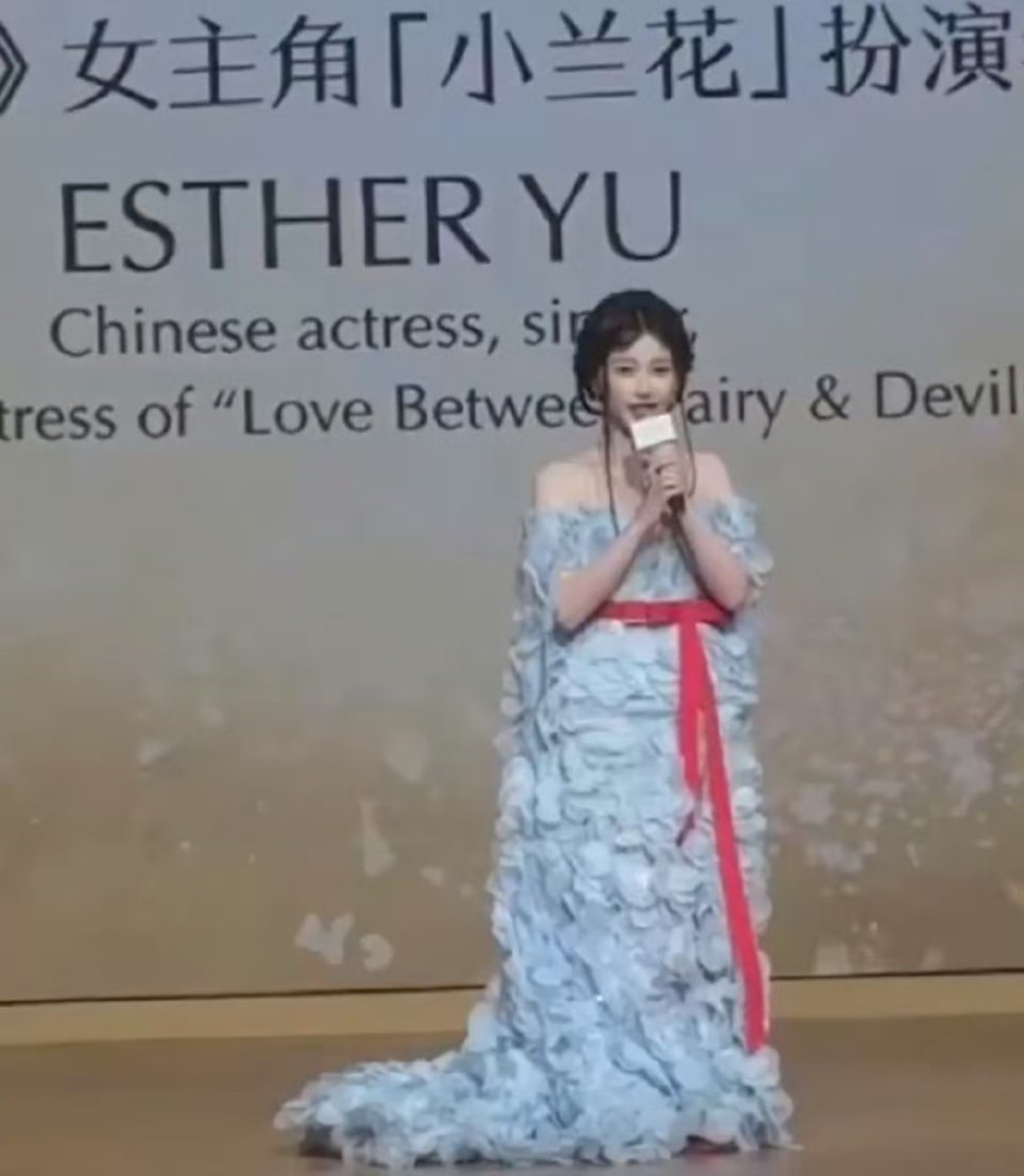 到底是谁给虞书欣选的衣服，真的太奇怪了 ​​​