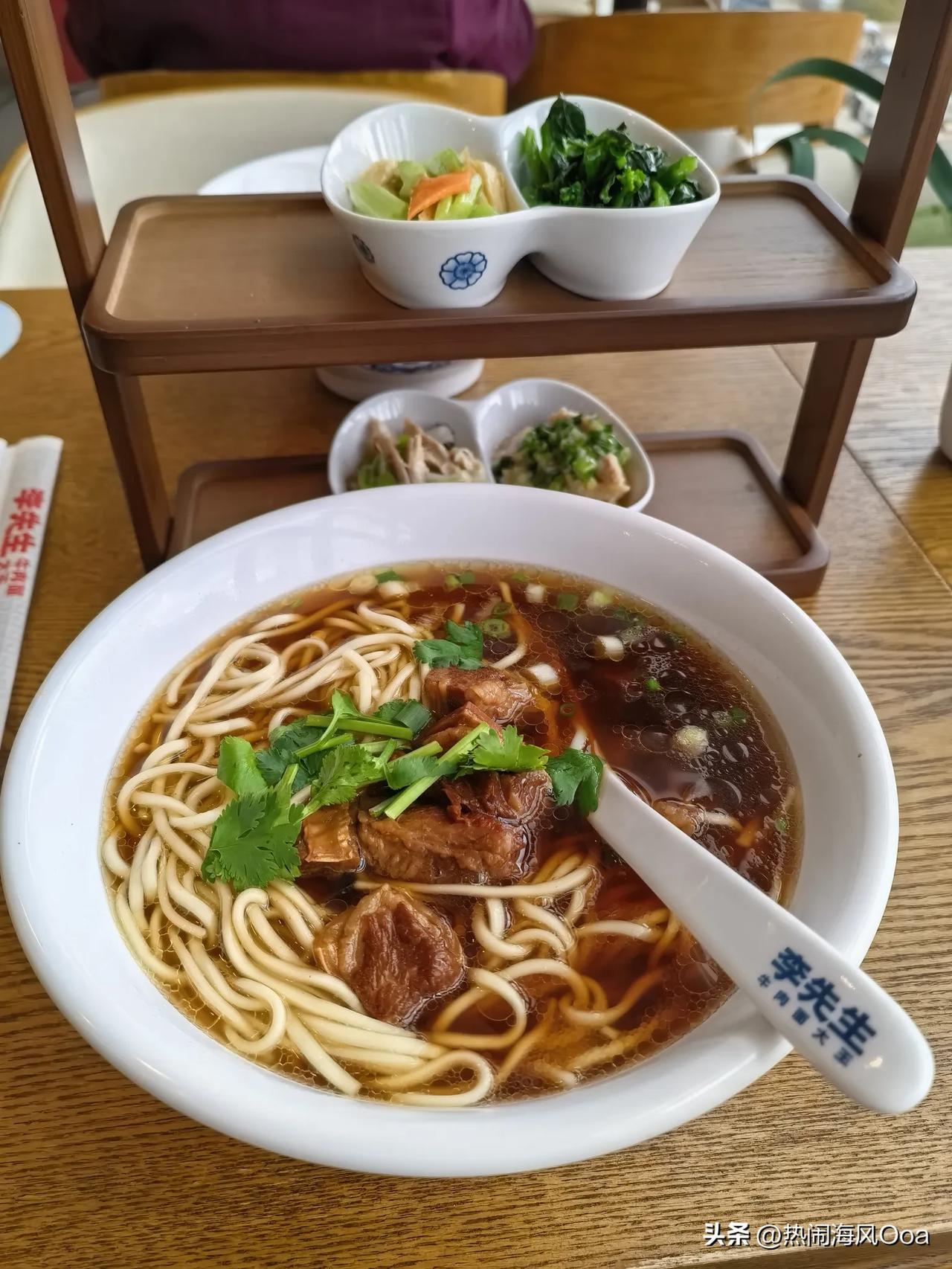 现在餐饮行业都这么卷了吗？老字号，大名鼎鼎的李先生牛肉面，从前到饭点吃饭的人是得
