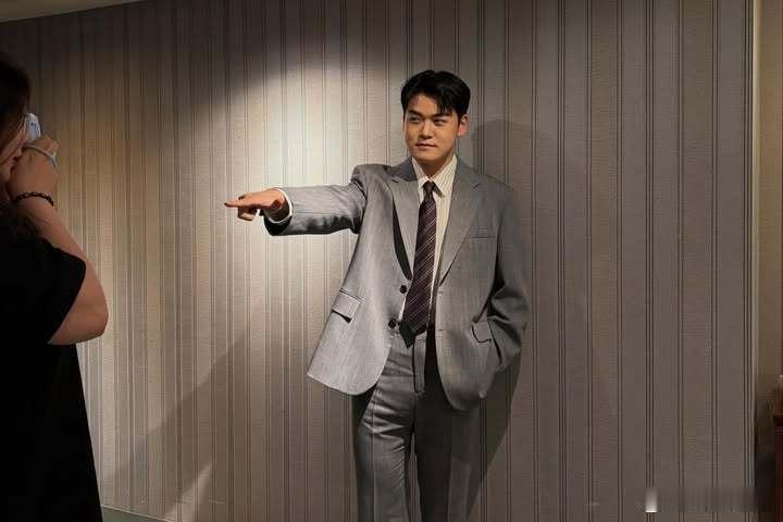 Gumayusi于ins发文："下次再见啦 💛"。配图释出西装造型及粉丝见面会
