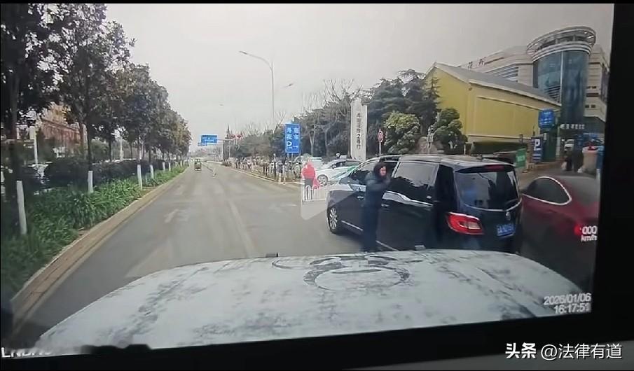 女子路口违停还竖中指挑衅，后车逞一时之快直接撞击，或面临多重法律责任。
 
20