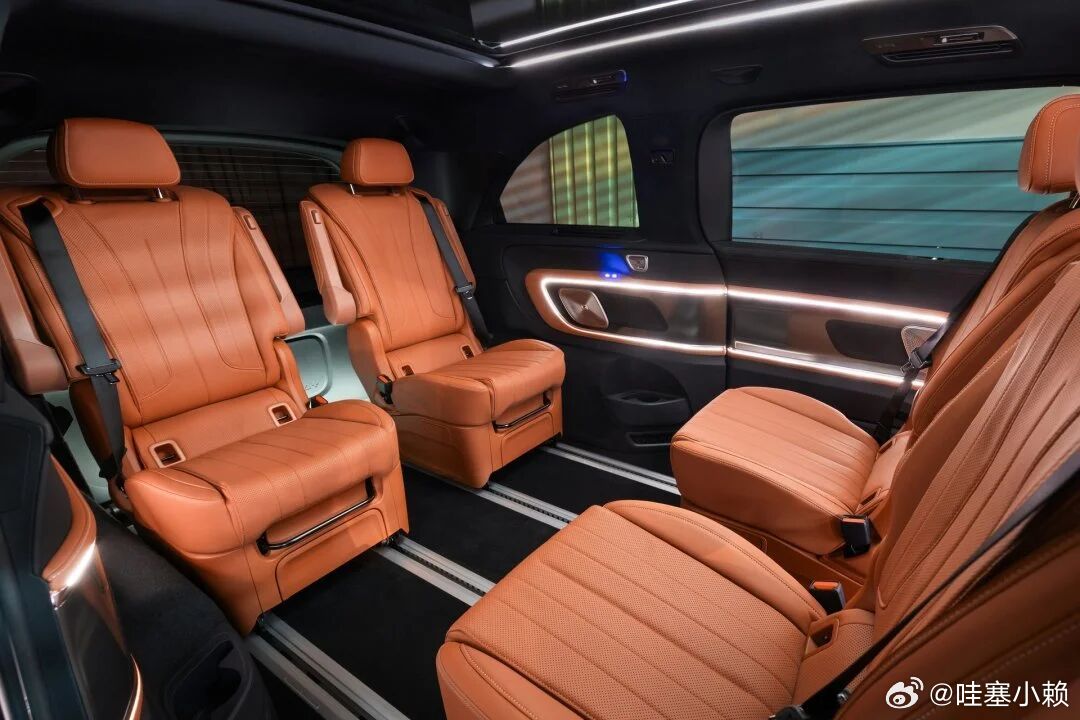 奔驰新一代的设计语言，总有一种第一眼两眼一黑，但是看久了越看越顺眼的感觉。害，今