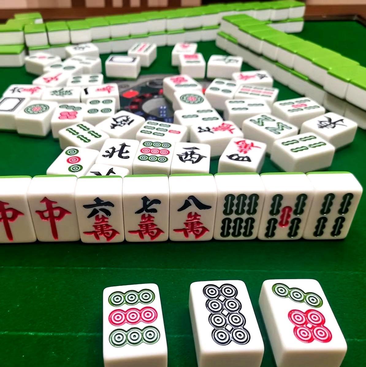 输钱怪旁观者？不是迷信，是情绪甩锅。
 
麻将桌上输急了，总得找个“背锅侠”。安