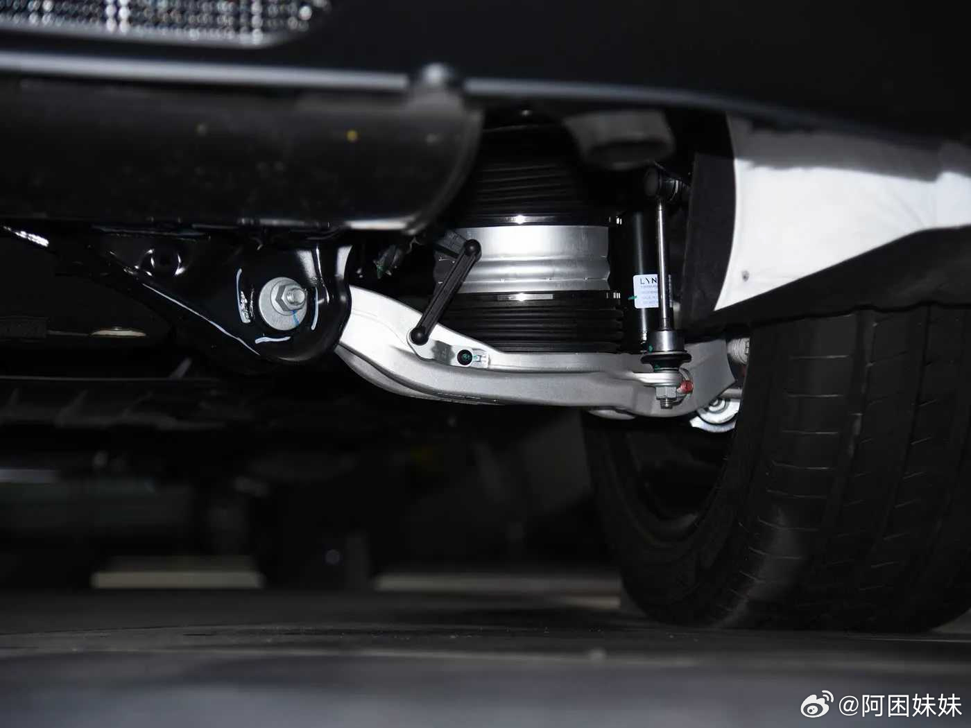 我盘点了一圈汽车行业里最被误解的配置，就是空气悬架，很多人觉得它是豪车用来撑场面