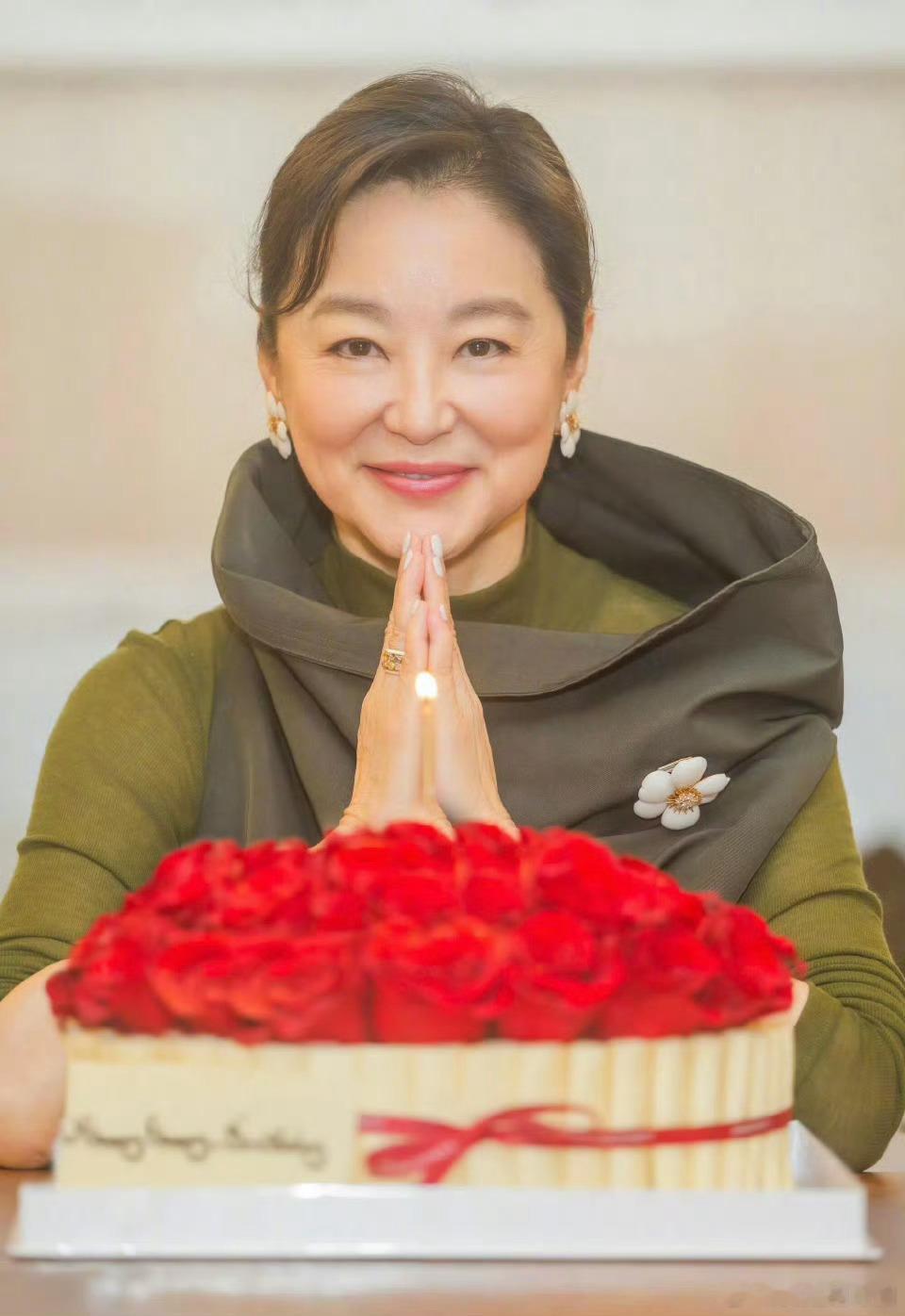 林青霞71岁庆生照岁月催白鬓，但不败美人，经典永远流传林青霞出道时候简直跟清水出