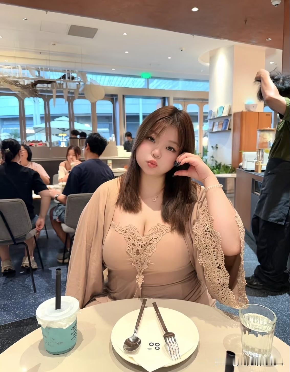 出来工作，学历和能力哪个更重要？其实得分阶段看。
 
找工作时，学历是敲门砖，是